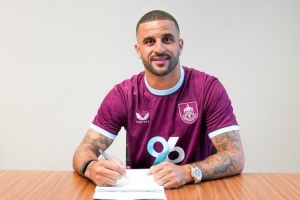 pp电子-球迷不解沃克去伯恩利：不至于坠落这么大吧！他是英超史一右