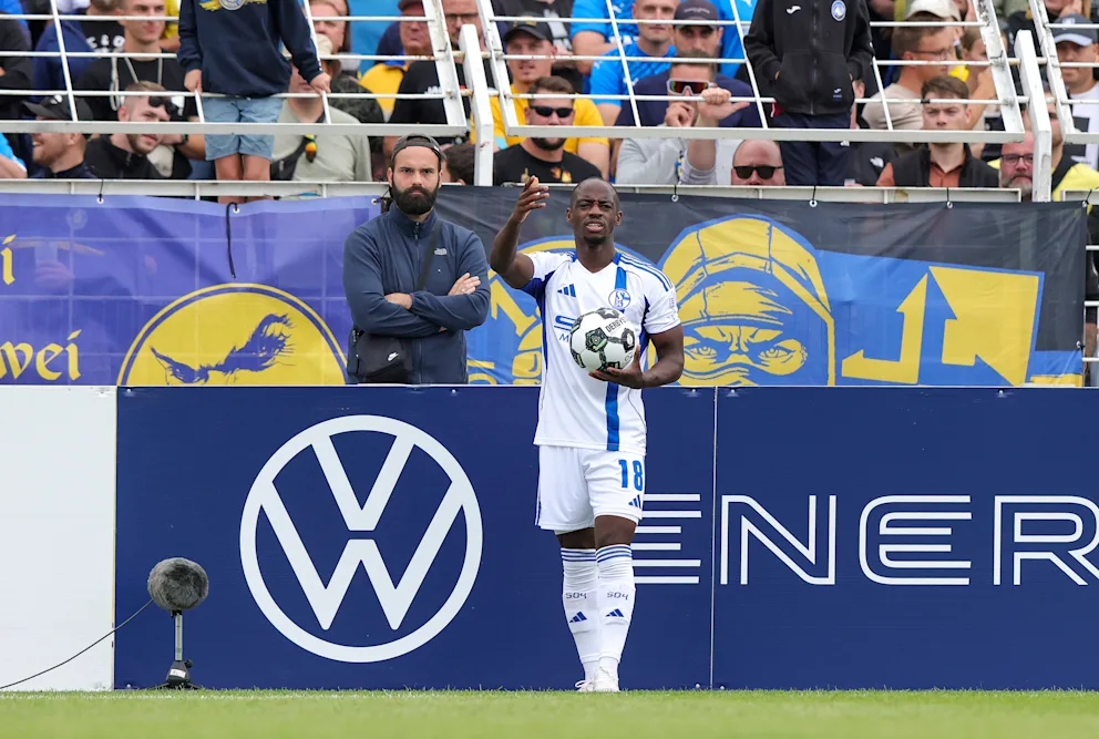 pp电子-😨图片报：德国杯比赛中沙尔克04球员遭种族歧视羞辱